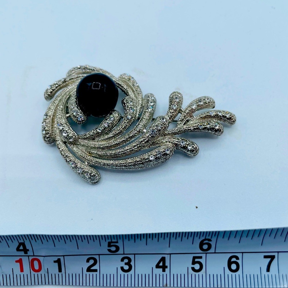 Silver onix brooch